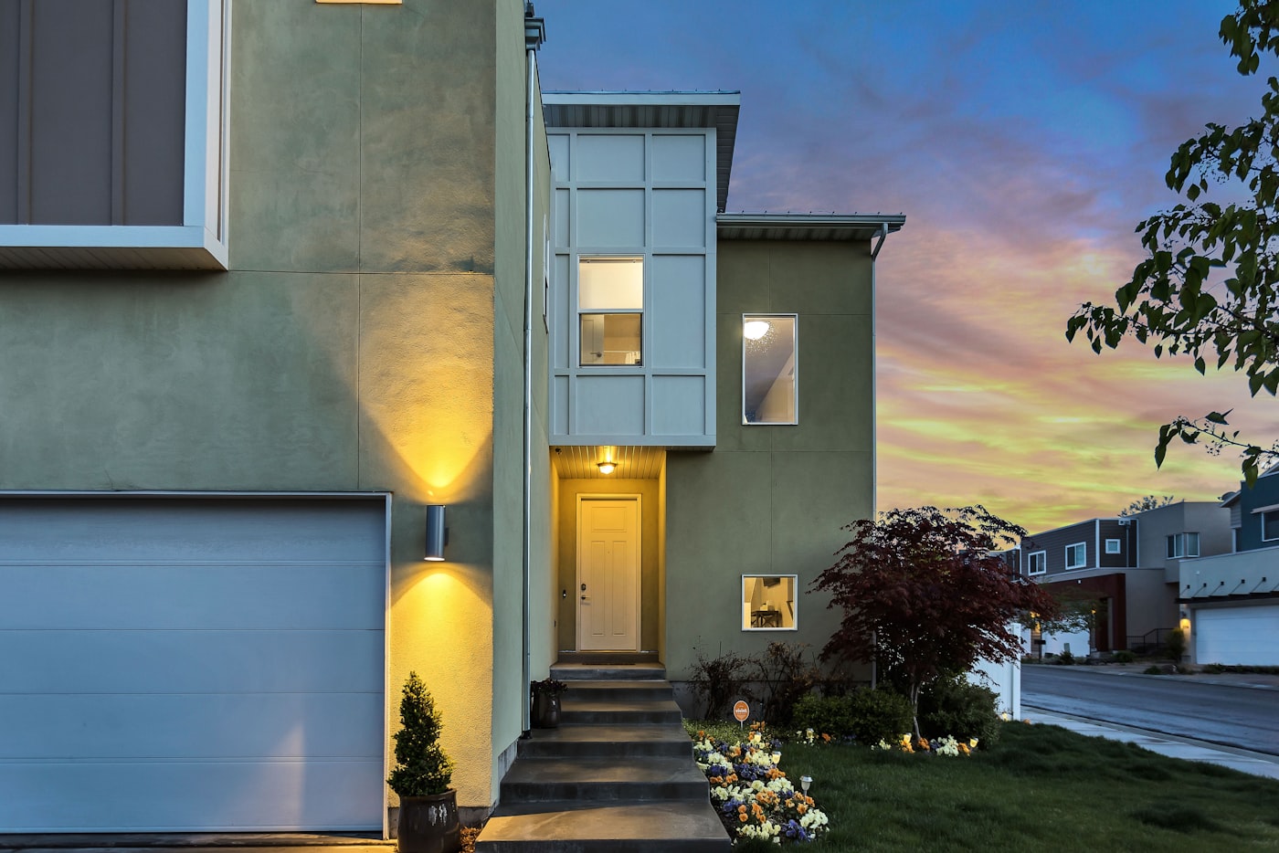 Casa con iluminación cálida al atardecer.